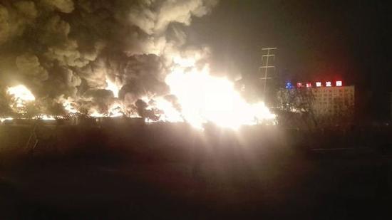 青島即墨華駿物流園發生火災