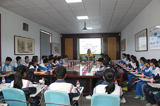 青島第三十一中學組織師生來路博參觀學習